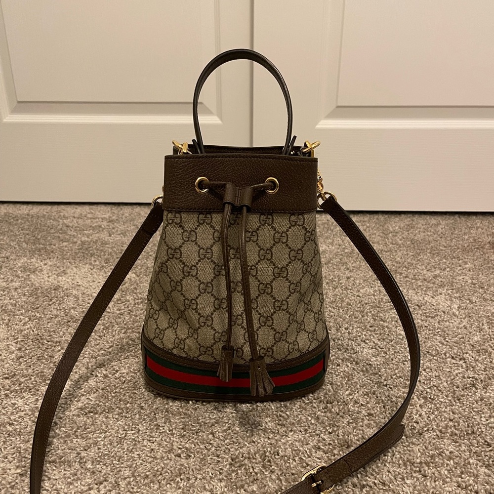 Gucci bucket bag size small